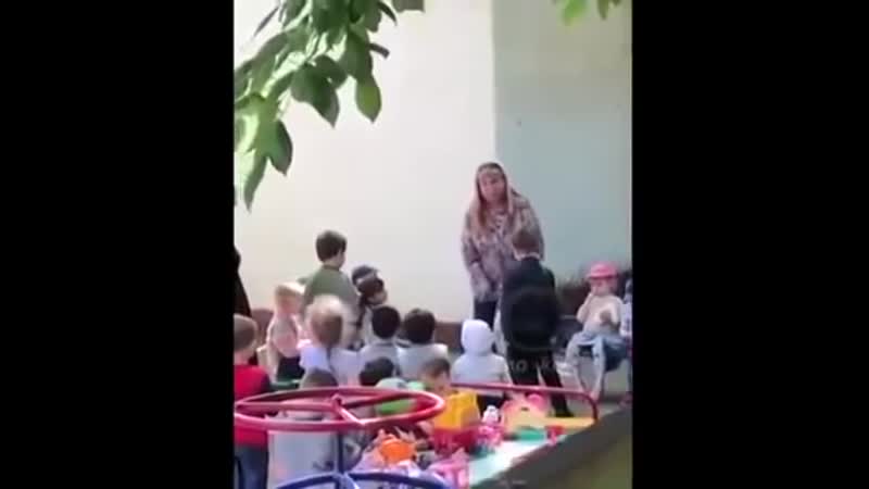 Воспитательница в молодые саду «на колени, подонок! целуй землю! целуй землю, тварь!»