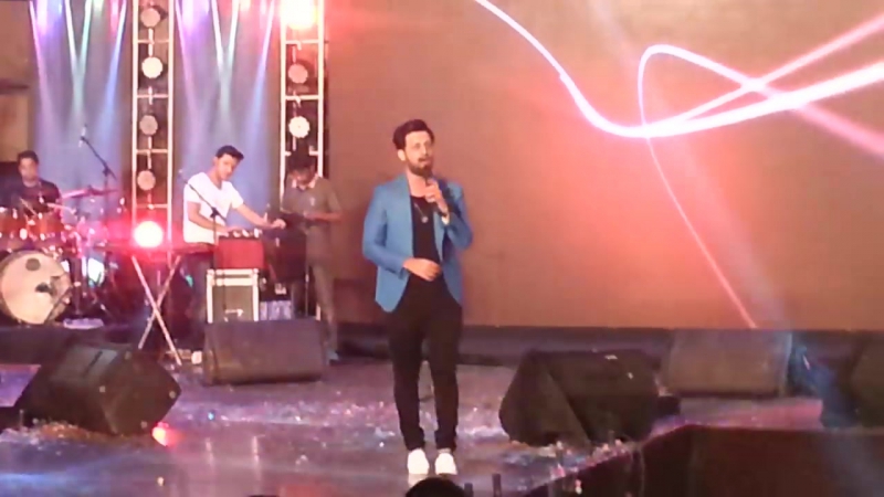 Atif aslam live main rang sharbaton ka (medley) gaddafi stadium lahore 2017