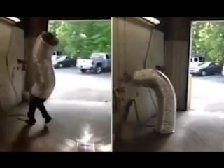 Мужчина труба показал нелепый лайфхак «как скрыться от полиции»