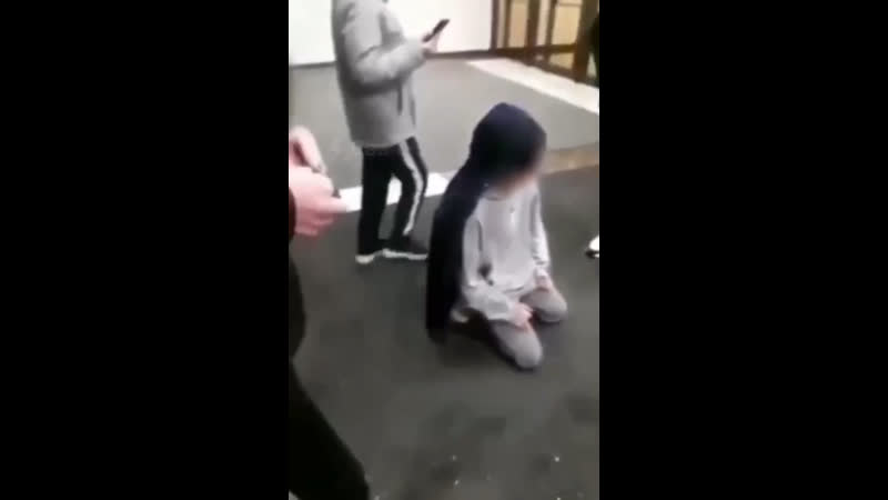 В саратовской области неадекватные молодые заставили сверстника встать на колени и целовать им ботинки