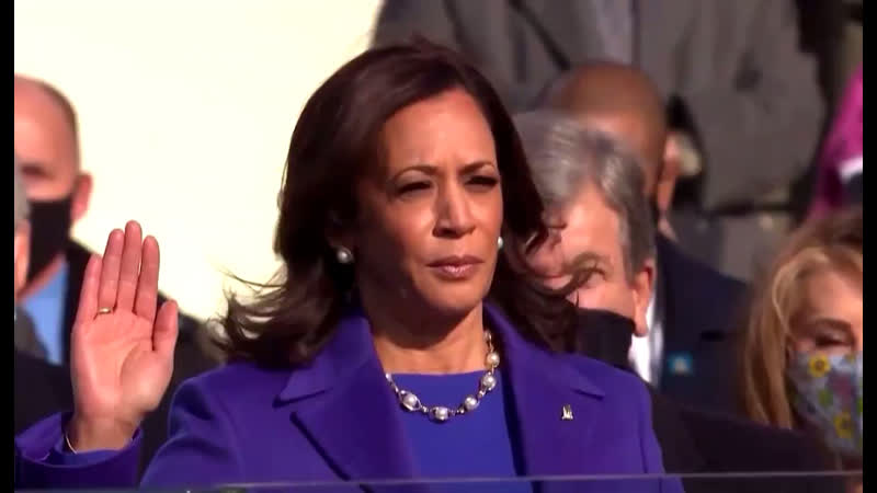 Камала харрис принесла присягу первая в истории сша чернокожая и первая женщина на посту вице президента