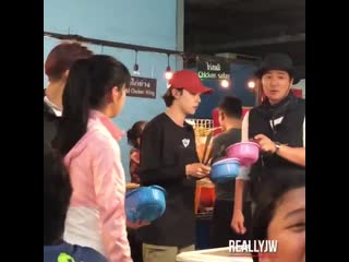 Jinu taking care of everyoneand he look so amazing 4wasdeekimjinwoo ️