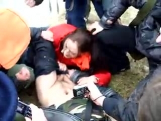 Наша девушка сосет у парня на публике