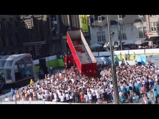 Закидали помидорами amsterdam tomato fight on dam square dutchified