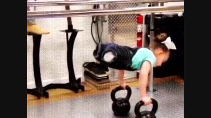 Упорству девочки можно только позавидовать