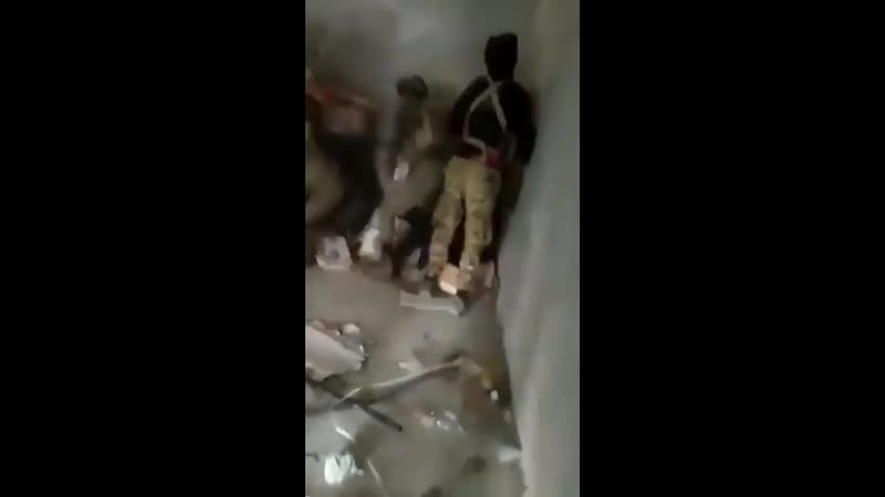 Турецкие солдаты зверски избивают пленных сирийских военных один из боевиков даже пытался остановить их