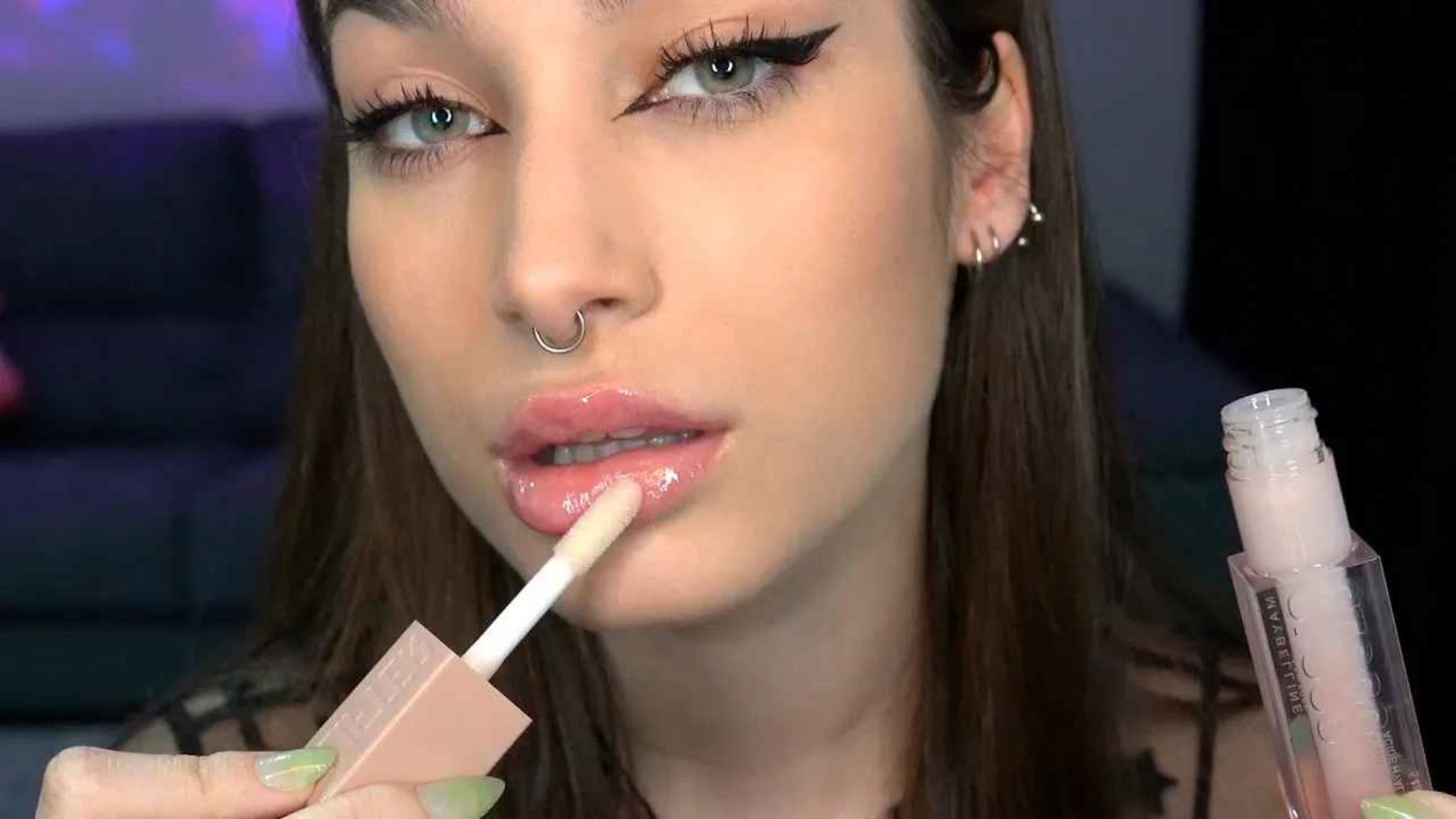 Akuma asmr 20220330 asmr aplicando lipgloss con mouth sounds e inaudible q  xkrn 63m8