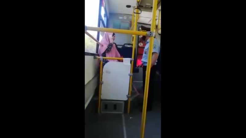 Девушка в хиджабе отказалась надевать маску в автобусе и устроила скандал с полицией