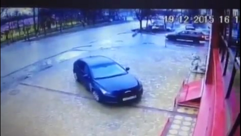 ✔ особое мнение вторая камера! брянский "летчик" снес столб и протаранил два припаркованных авто (19 12 2015)