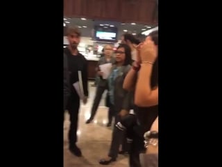 Nina dobrev tirando fotos com os fãs hoje pela manhã no aeroporto de barcelona