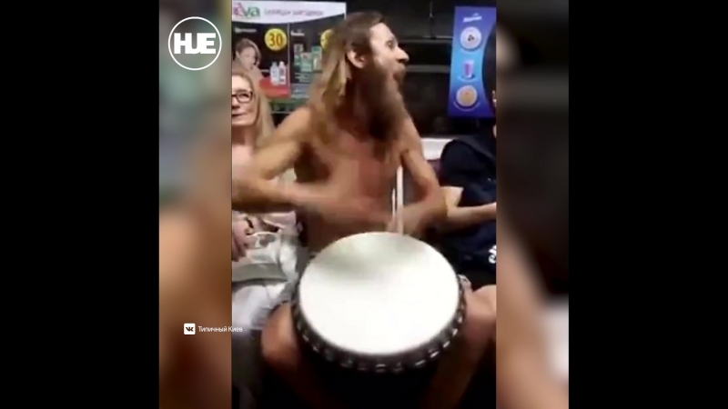 В киевском метро мужчина развлекает пассажиров