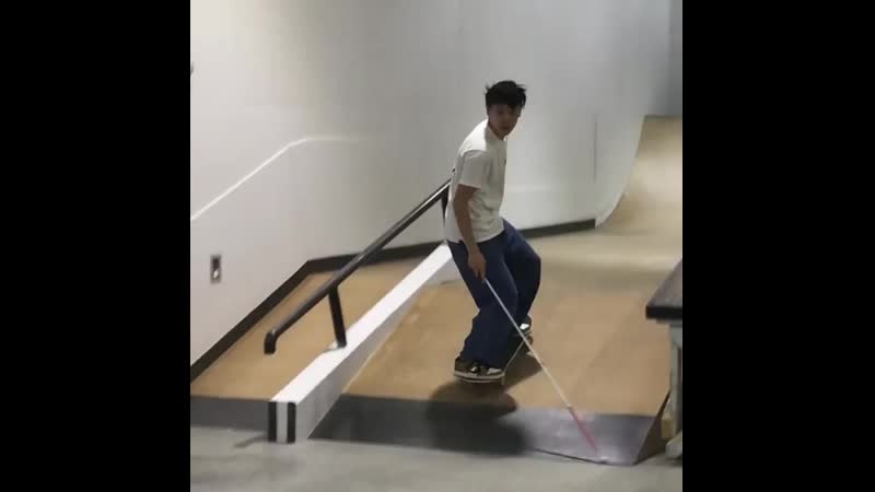 Парень ничего не видит, но это не мешает ему кататься на скейте 👏🏻