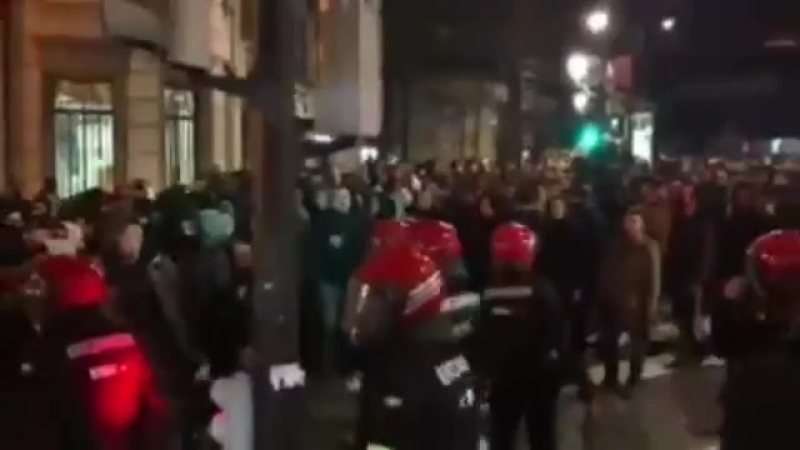 В бильбао проходят митинги против фанатов спартака местные жители считают, что приехавшие фанаты фашисты, у которых главная ц