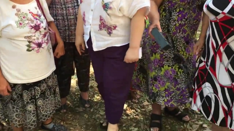 Бабки из "отряда путина" разбивают и жгут айфоны