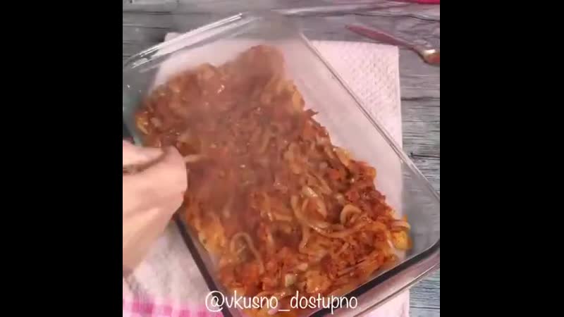 Фаршированные кабачки на овощной подушке (ингредиенты в описании)