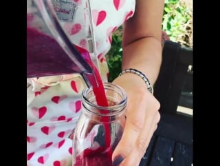 Pouring freshly squeezed juice into bottle i love лондон