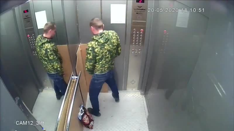 Чипированный россиянин получает команду ссать в лифте от билла гейтса а вы не верили