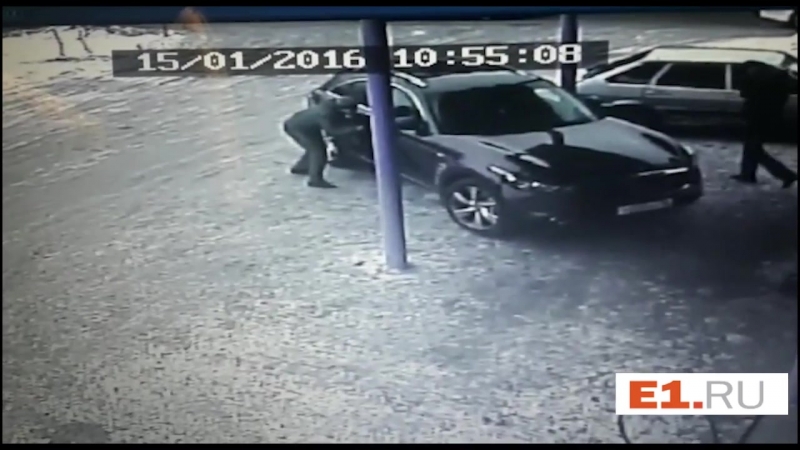 ✔ особое мнение следили от банка у екатеринбуржца вытащили сумку из машины, пока он общался с шиномонтажником (15 01 2016)