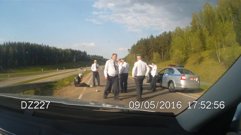 ✔ особое мнение "хрустик стал дразнить гаи, а затем, пытаясь скрыться, врезался в отбойник и упал (09 05 2016)