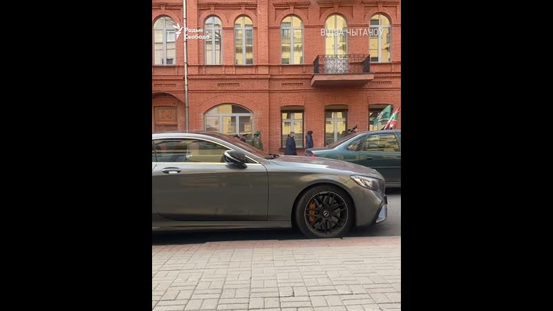 Калёна людзей у вайсковай форме і з чырвона зялёнымі сьцягамі рухаецца па менску