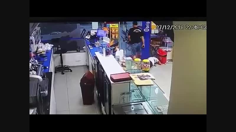 Хотел ограбить, но что то пошло не так, и тебя молодые