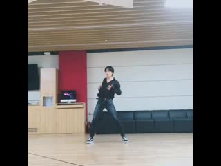 Hyunjin danced to молодые and boy with luv im cryign