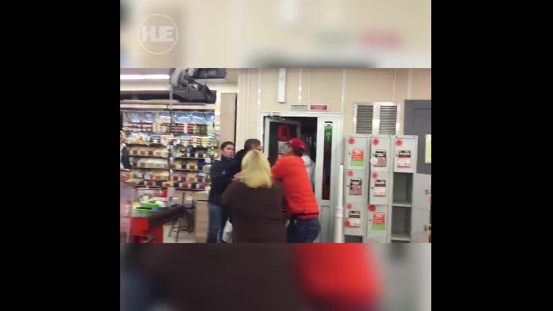 В супермаркете москвы произошла драка между продавцами и покупателями
