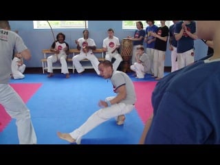 Capoeira camara aluno baqueta joga com aluno nervoso