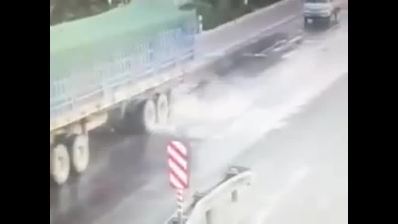 Парень лопнул под грузовиком