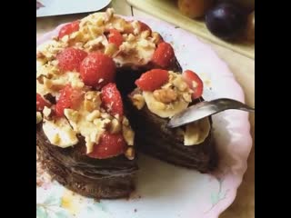 Шоколадный тортик с бананом и клубникой