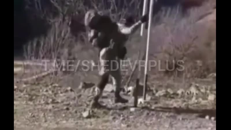 Азербайджанские бойцы демонтируют армянскую табличкув карабахе