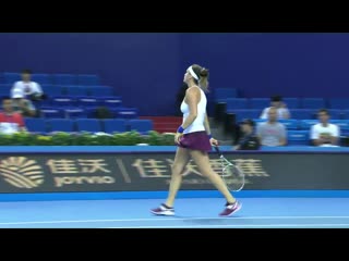 A hard fought first set! @sabalenkaa comes out ahead against muchova, 7 5 @wtaelitetrophy