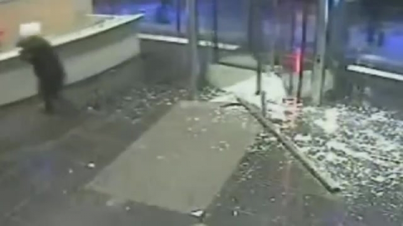 Срабатывание аварийной системы складывания двери при эвакуации