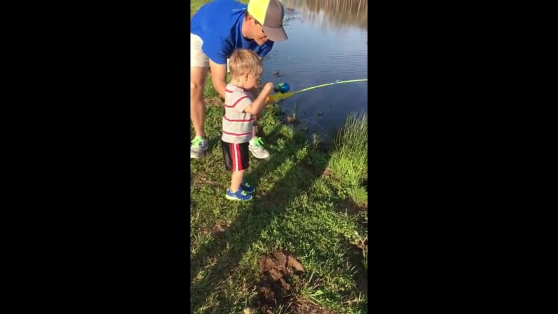Эмоции этого маленького рыбака, поймавшего рыбу на игрушечную удочку не описать словами