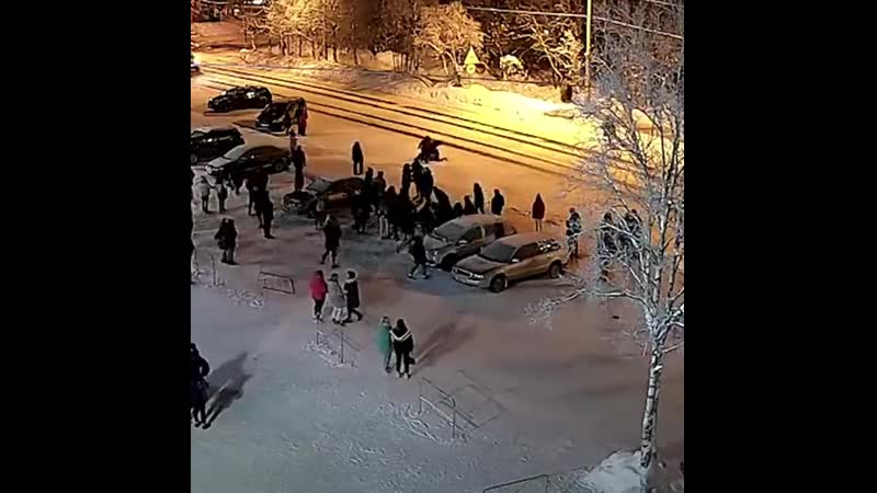 Школьники толпой набросились на двух полицейских в апатитах мурманской области