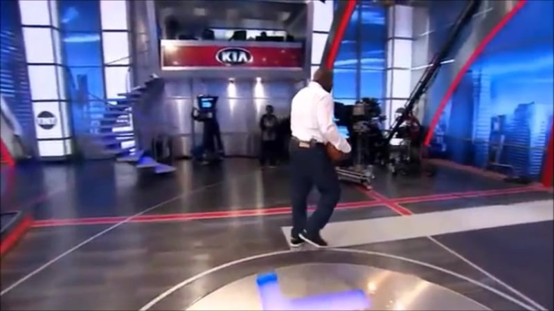 Шакил о'нил забивает сверху ему 46