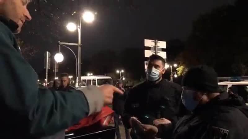 Strassenmusiker arne schmitt verhaftet, publik hat abstände nicht eingehalten