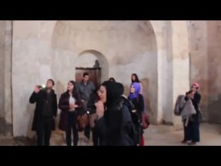 Armenisches mädchen singt in einer kirche