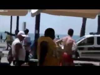 Des migrants agressent et font fuir la police en espagne