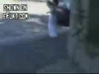 Поцы срывают с девушек