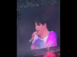 O jimin realmente colocou a rosa na boca começou a cantar e depois ficou seduzindo pqp esse garoto não tem limites btsinpari