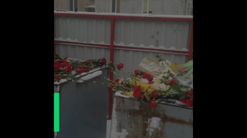 Хто выкінуў жалобныя кветкі і цацкі на суседні з амбасадай расіі сметнік?