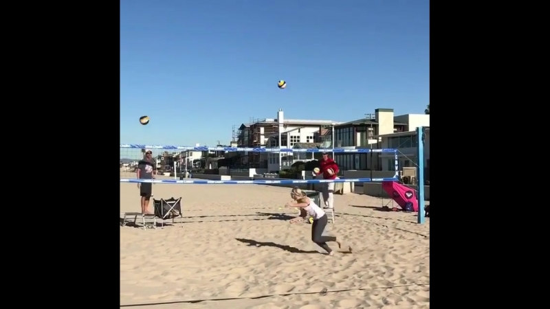 Изнуряющая тренироа пляжной волейболистки