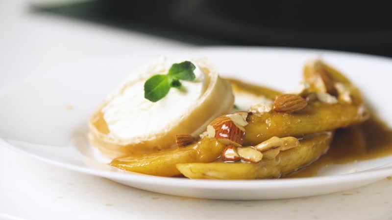 Жареные бананы с мороженым