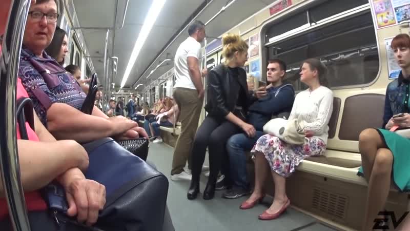 Девушка садится на незнакомых парней в метро