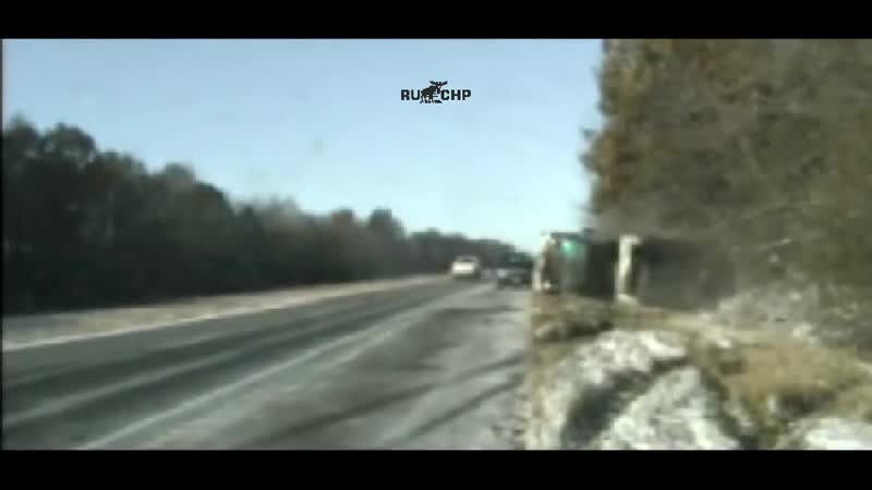 На заднем плане – двое полицейских и женщина водитель, которой они помогали менять колесо все живы и здоровы