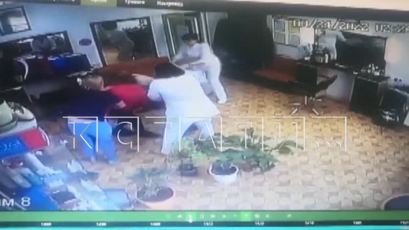 Парикмахерши и медсестры задержали грабителя его покусали, связали скотчем и бинтами