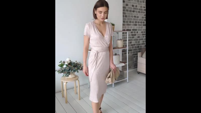 Чувственный и соблазнительный образ в нашем коктейльном платье из трикотажной ткани креш завораживающий блеск, подчеркнутый си