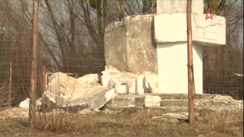 Развалины и мусор во что в польше превратили памятник советскому генералу