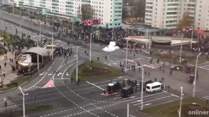 Каратели применяют светошумовые гранаты против мирных демонстрантов